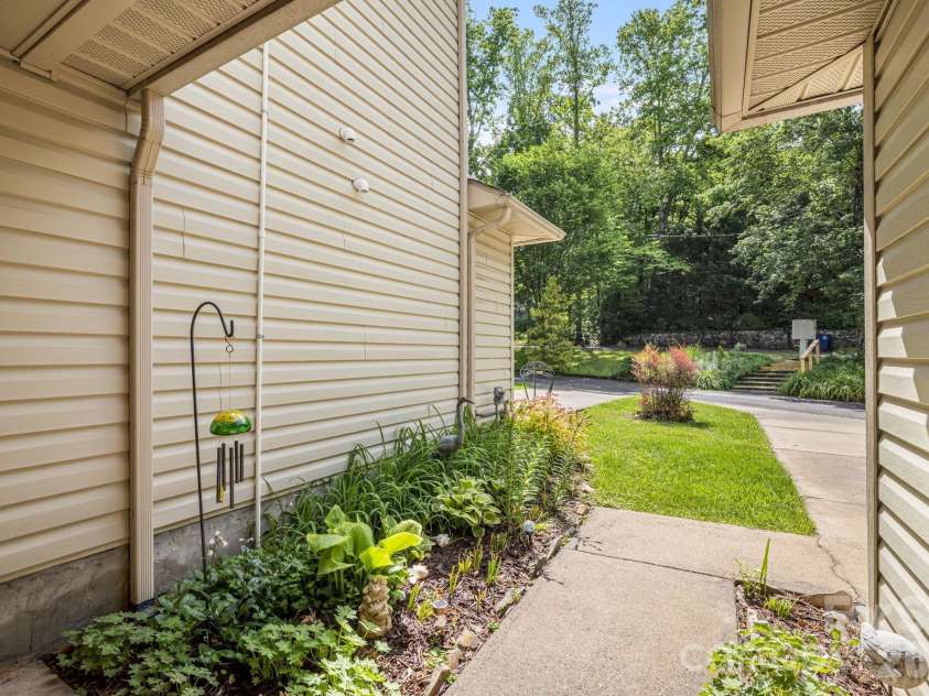 108 South Park Lane, Black Mountain, NC 28711.  MLS# CAR4384038, YatesRealty ID 27595. 