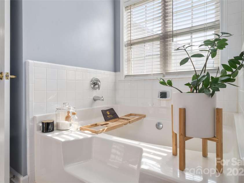 34 Dove Hollow Road, Fletcher, NC 28732.  MLS# CAR4279098, YatesRealty ID 27596. Primary Bath - Garden Tub