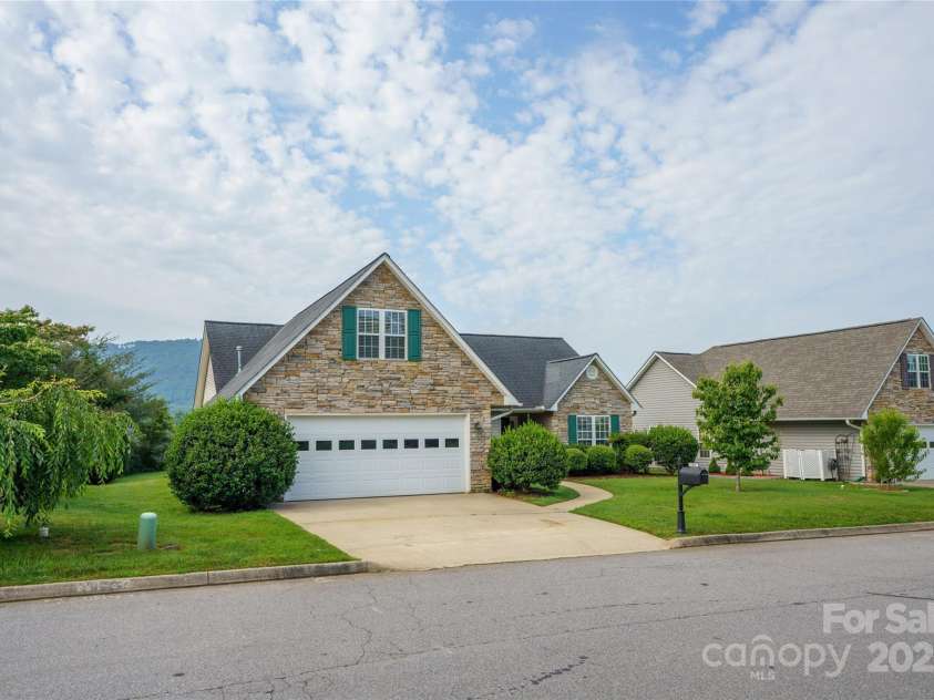 34 Dove Hollow Road, Fletcher, NC 28732.  MLS# CAR4279098, YatesRealty ID 27596. Welcome to 34 Dove Hollow Road