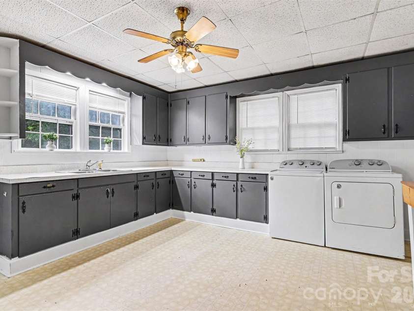58 Poplar Street, Great Falls, SC 29055.  MLS# CAR4386449, YatesRealty ID 27596. Kitchen window overlooks backyard