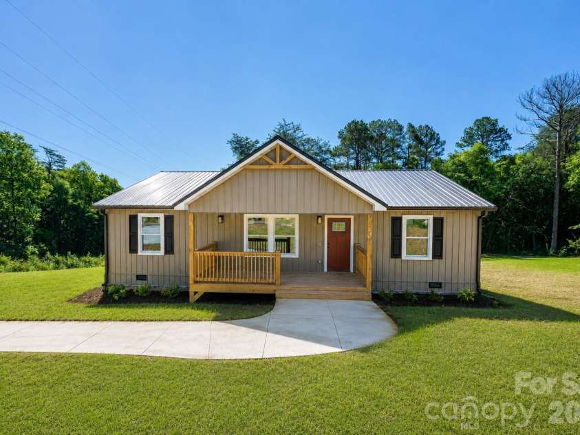 2017 Bailey Drive, Hickory, NC 28601.  MLS# CAR4381511, YatesRealty ID 27597. 
