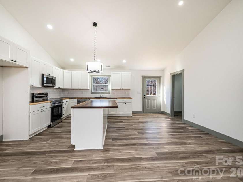 2017 Bailey Drive, Hickory, NC 28601.  MLS# CAR4381511, YatesRealty ID 27597. Stock Photo