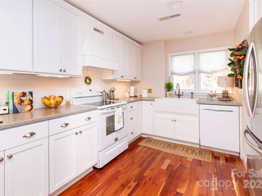 9 Timberlake Drive, Asheville, NC 28803.  MLS# CAR4201153, YatesRealty ID 276. 