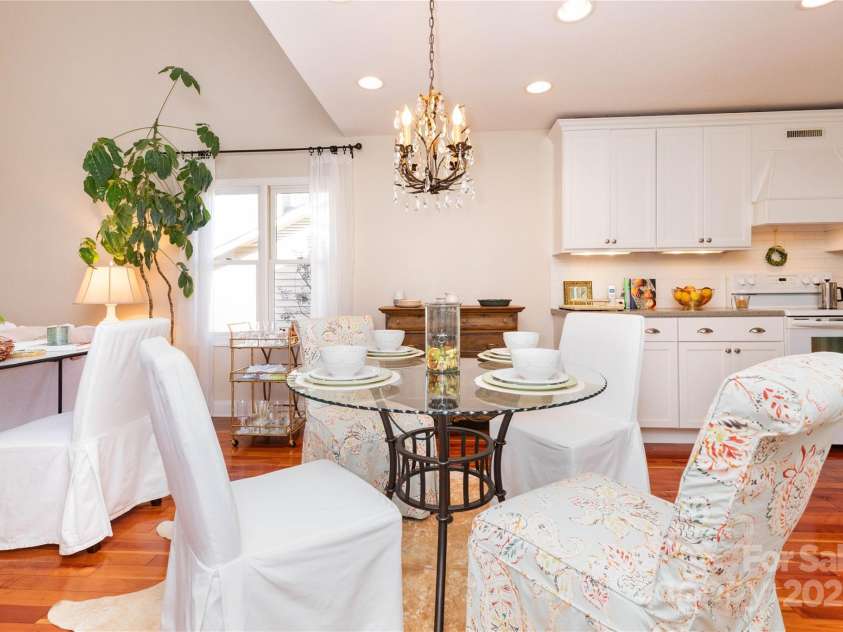 9 Timberlake Drive, Asheville, NC 28803.  MLS# CAR4201153, YatesRealty ID 276. 