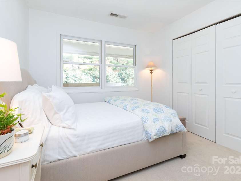 9 Timberlake Drive, Asheville, NC 28803.  MLS# CAR4201153, YatesRealty ID 276. 