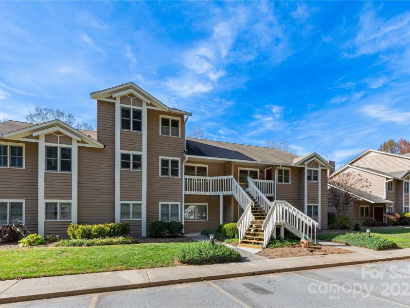 9 Timberlake Drive, Asheville, NC 28803.  MLS# CAR4201153, YatesRealty ID 276. 