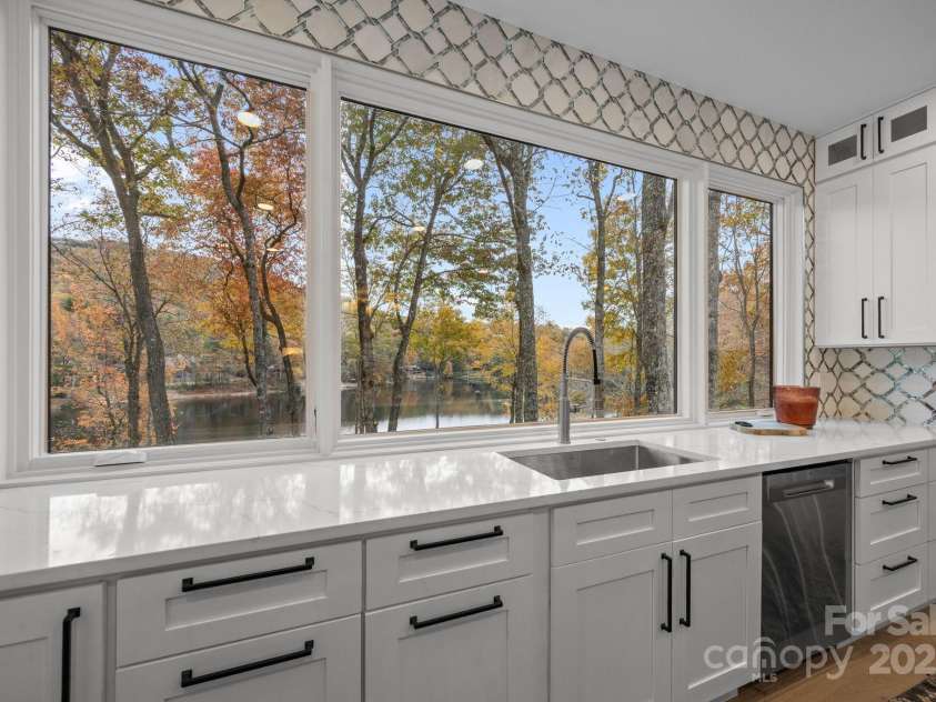 95 Cardinal Trace, Lake Toxaway, NC 28747.  MLS# CAR4317545, YatesRealty ID 27603. Kitchen