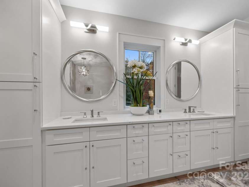 95 Cardinal Trace, Lake Toxaway, NC 28747.  MLS# CAR4317545, YatesRealty ID 27603. Primary Suite Bath