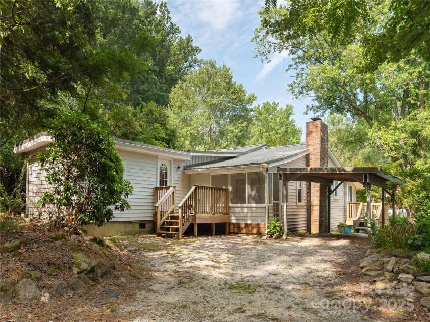 182 Glendale Avenue, Hendersonville, NC 28739.  MLS# CAR4280106, YatesRealty ID 27606. 