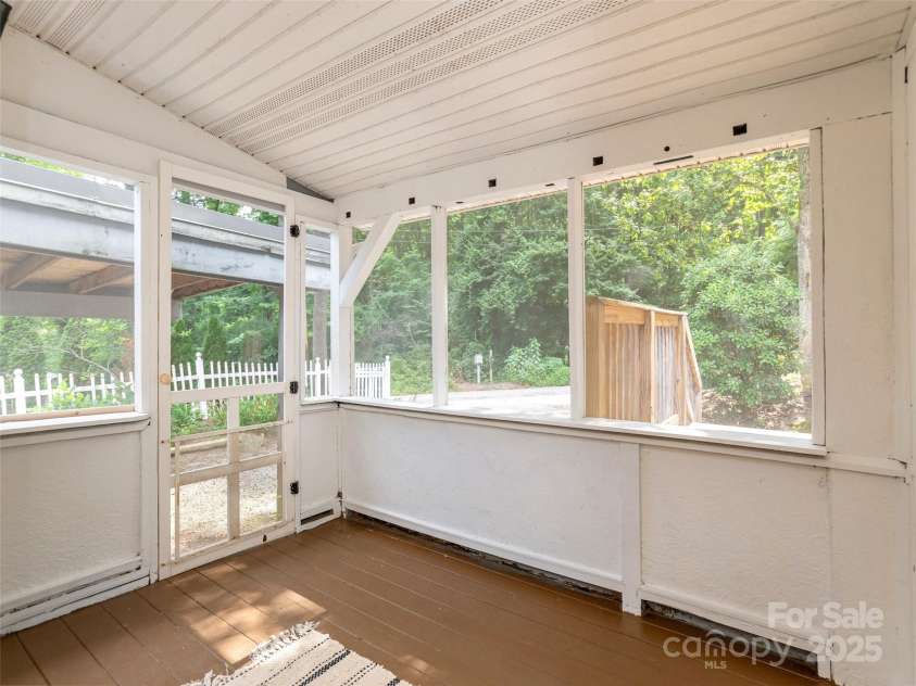 182 Glendale Avenue, Hendersonville, NC 28739.  MLS# CAR4280106, YatesRealty ID 27606. 