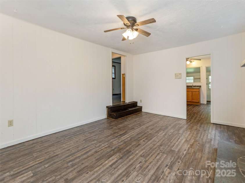 182 Glendale Avenue, Hendersonville, NC 28739.  MLS# CAR4280106, YatesRealty ID 27606. 