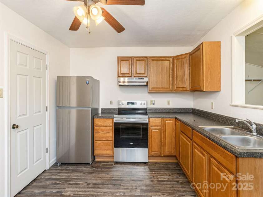 182 Glendale Avenue, Hendersonville, NC 28739.  MLS# CAR4280106, YatesRealty ID 27606. 