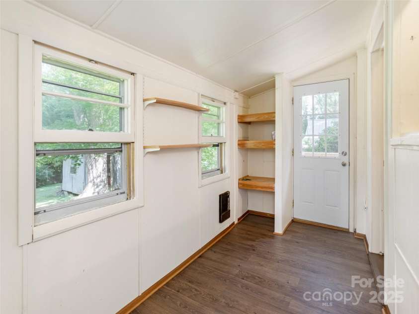 182 Glendale Avenue, Hendersonville, NC 28739.  MLS# CAR4280106, YatesRealty ID 27606. 