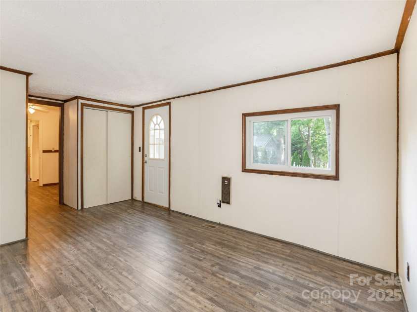 182 Glendale Avenue, Hendersonville, NC 28739.  MLS# CAR4280106, YatesRealty ID 27606. 