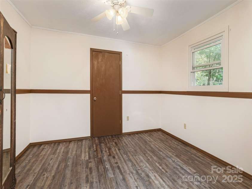 182 Glendale Avenue, Hendersonville, NC 28739.  MLS# CAR4280106, YatesRealty ID 27606. 