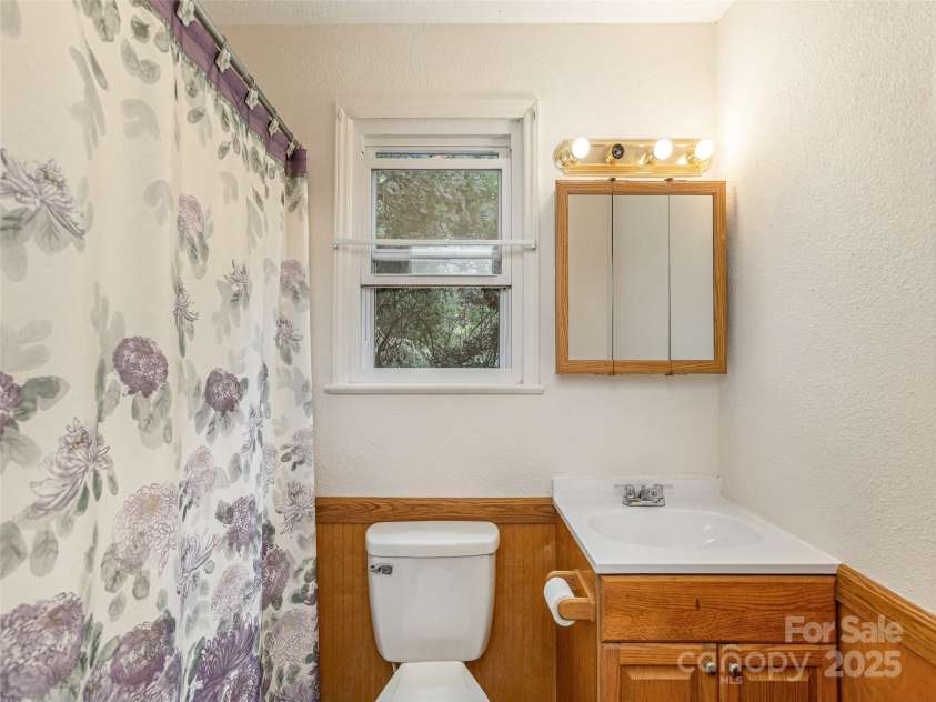 182 Glendale Avenue, Hendersonville, NC 28739.  MLS# CAR4280106, YatesRealty ID 27606. 