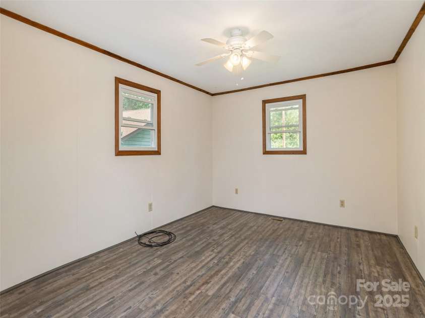 182 Glendale Avenue, Hendersonville, NC 28739.  MLS# CAR4280106, YatesRealty ID 27606. 