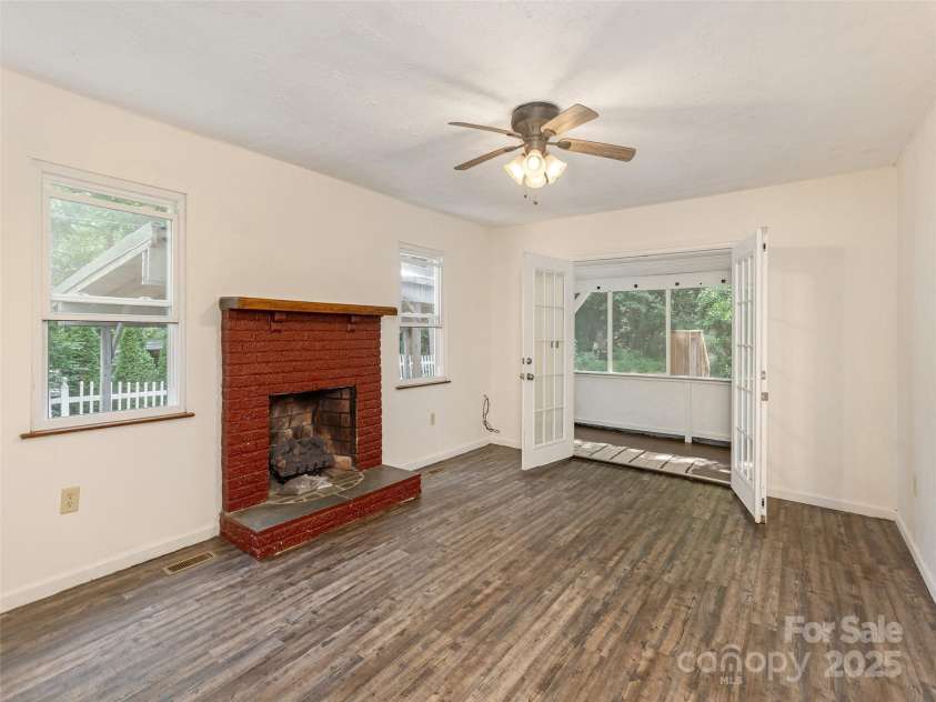 182 Glendale Avenue, Hendersonville, NC 28739.  MLS# CAR4280106, YatesRealty ID 27606. 