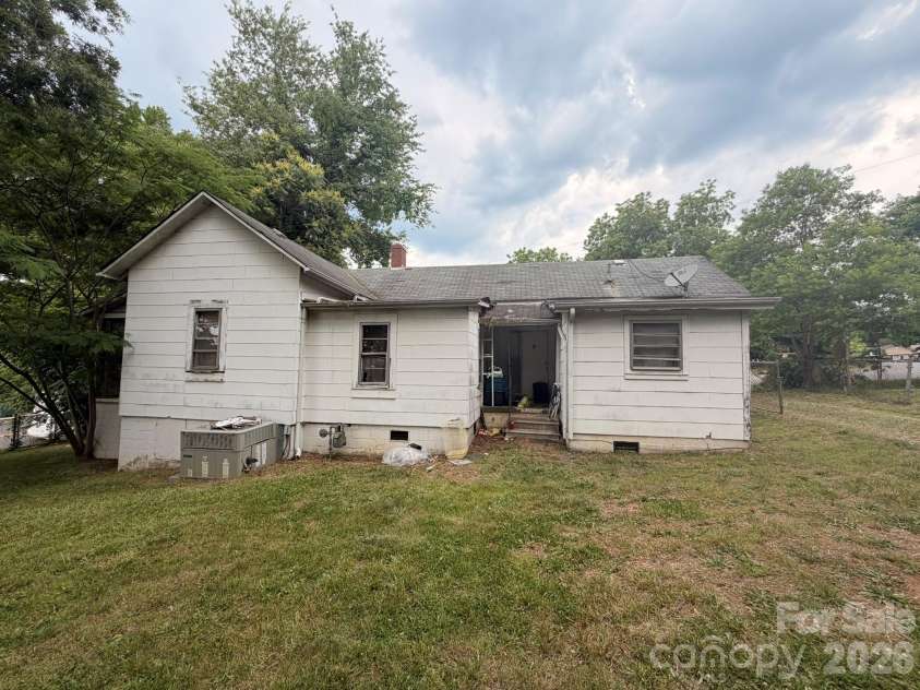 430 D Street, Newton, NC 28658.  MLS# CAR4384977, YatesRealty ID 27607. 