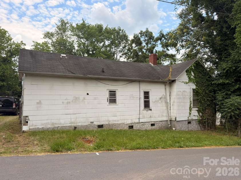 430 D Street, Newton, NC 28658.  MLS# CAR4384977, YatesRealty ID 27607. 