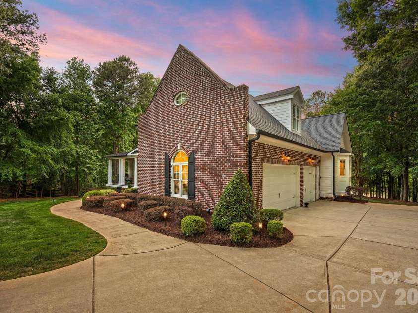 121 Willow Bend Court, Mooresville, NC 28117.  MLS# CAR4376613, YatesRealty ID 27608. 