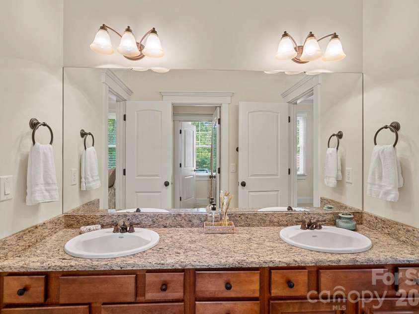 121 Willow Bend Court, Mooresville, NC 28117.  MLS# CAR4376613, YatesRealty ID 27608. 