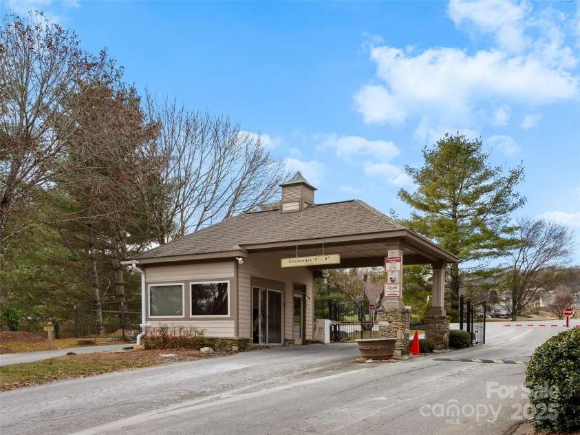 44 Chip Shot Court, Mills River, NC 28759.  MLS# CAR4252538, YatesRealty ID 27610. 