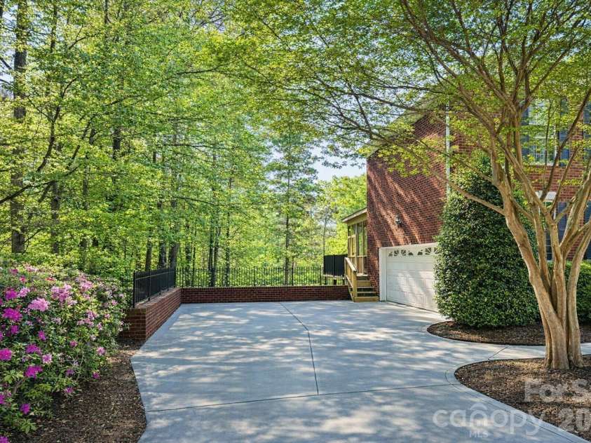 9220 Holly Hill Farm Road, Charlotte, NC 28277.  MLS# CAR4388039, YatesRealty ID 27610. Drive way