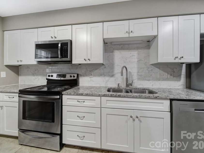 11005 Hunter Trail, Charlotte, NC 28226.  MLS# CAR4374581, YatesRealty ID 27612. 