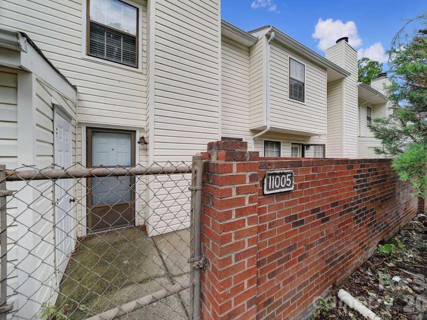11005 Hunter Trail, Charlotte, NC 28226.  MLS# CAR4374581, YatesRealty ID 27612. 