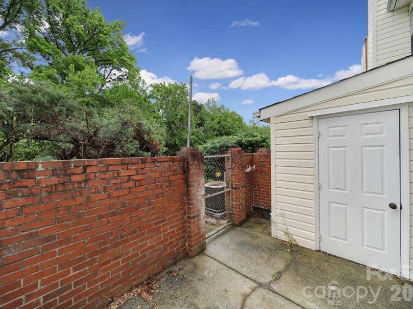 11005 Hunter Trail, Charlotte, NC 28226.  MLS# CAR4374581, YatesRealty ID 27612. 