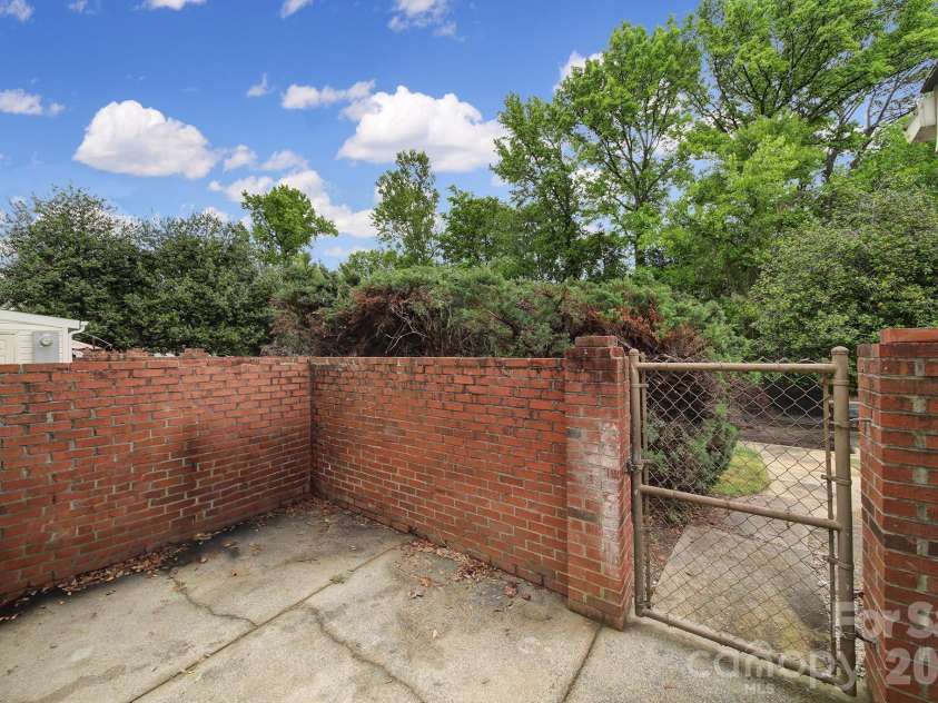 11005 Hunter Trail, Charlotte, NC 28226.  MLS# CAR4374581, YatesRealty ID 27612. 