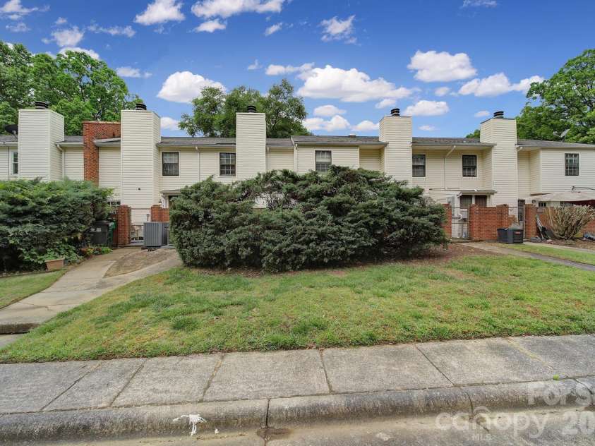 11005 Hunter Trail, Charlotte, NC 28226.  MLS# CAR4374581, YatesRealty ID 27612. 