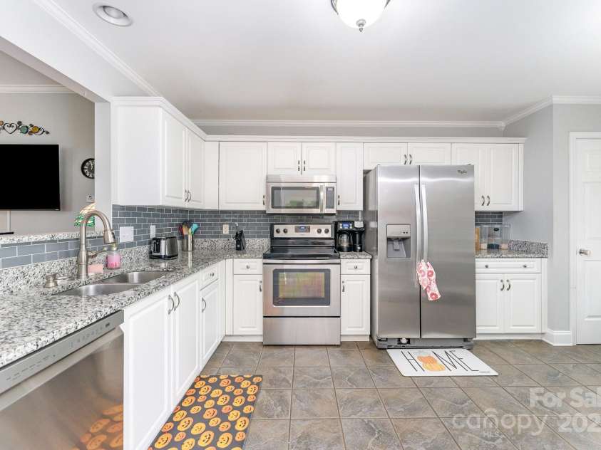 2471 Saguaro Lane, Kannapolis, NC 28083.  MLS# CAR4276359, YatesRealty ID 27613. Kitchen