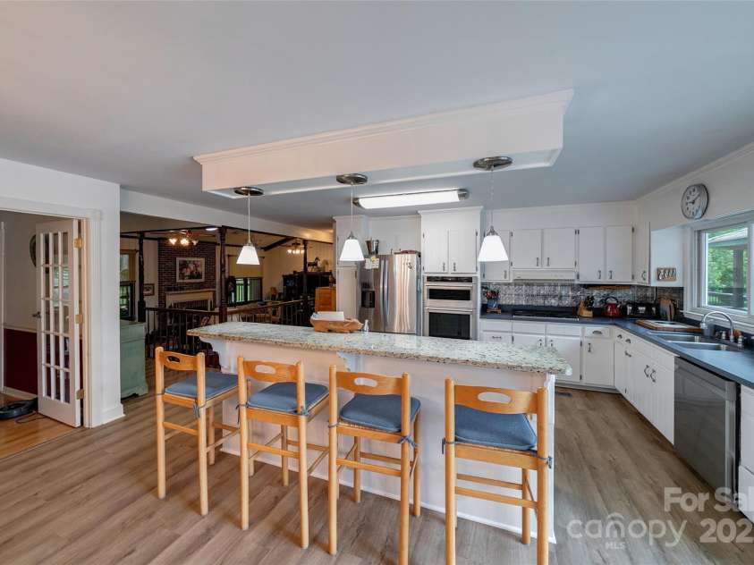 7411 Davis Road, Waxhaw, NC 28173.  MLS# CAR4278062, YatesRealty ID 27614. BREAKFAST BAR