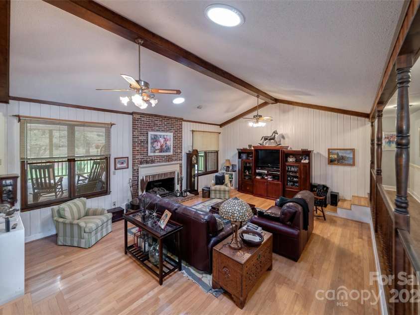 7411 Davis Road, Waxhaw, NC 28173.  MLS# CAR4278062, YatesRealty ID 27614. GREAT ROOM WITH VAULTED CEILING