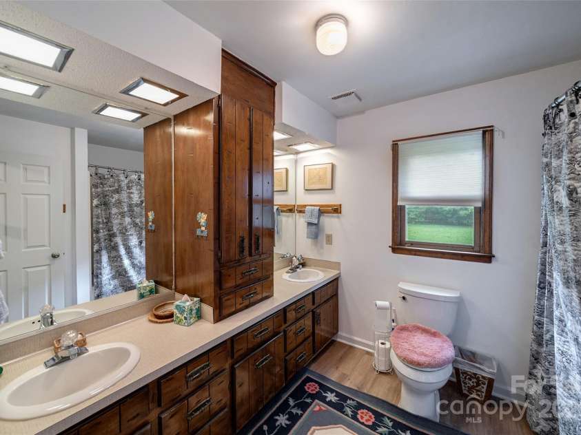 7411 Davis Road, Waxhaw, NC 28173.  MLS# CAR4278062, YatesRealty ID 27614. HALL FULL BATH