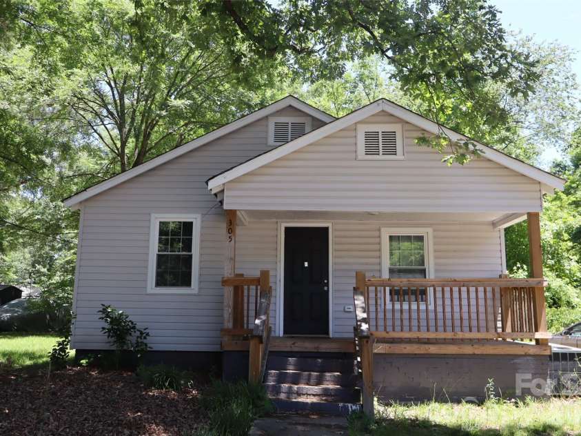 305 Division Avenue, Salisbury, NC 28144.  MLS# CAR4388542, YatesRealty ID 27619. 