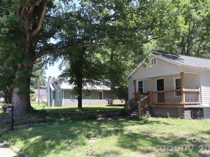 305 Division Avenue, Salisbury, NC 28144.  MLS# CAR4388542, YatesRealty ID 27619. 