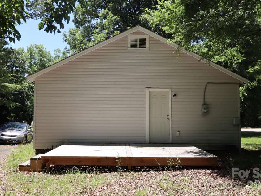 305 Division Avenue, Salisbury, NC 28144.  MLS# CAR4388542, YatesRealty ID 27619. 