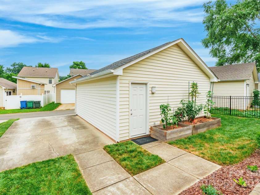 11023 Heritage Green Drive, Cornelius, NC 28031.  MLS# CAR4280269, YatesRealty ID 27621. 