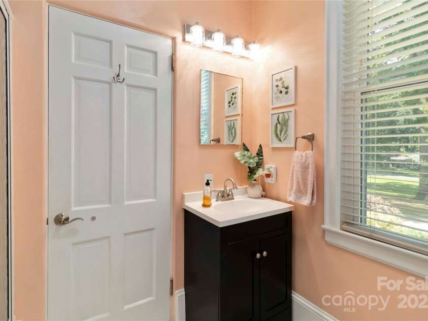 12 Bratton Avenue, York, SC 29745.  MLS# CAR4282517, YatesRealty ID 27623. Guest bath