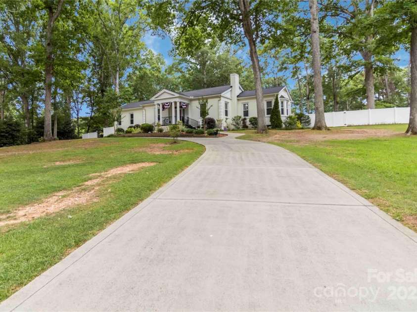 12 Bratton Avenue, York, SC 29745.  MLS# CAR4282517, YatesRealty ID 27623. Semi circular driveway