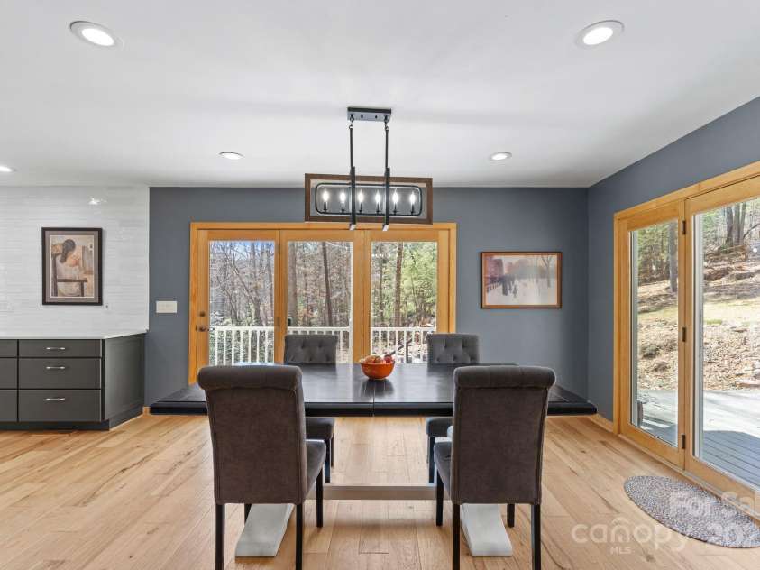 207 Cedarview Drive, Asheville, NC 28803.  MLS# CAR4228005, YatesRealty ID 27625. 