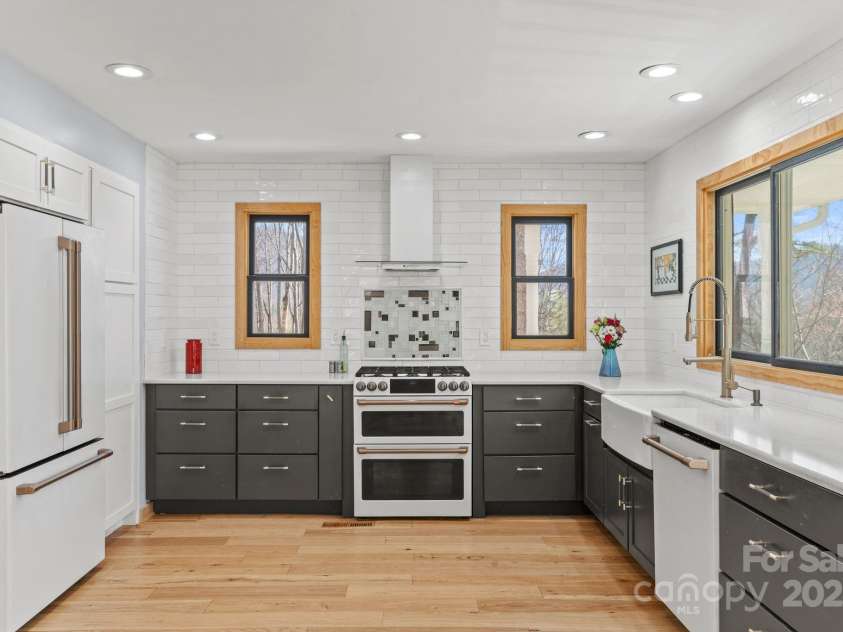 207 Cedarview Drive, Asheville, NC 28803.  MLS# CAR4228005, YatesRealty ID 27625. 