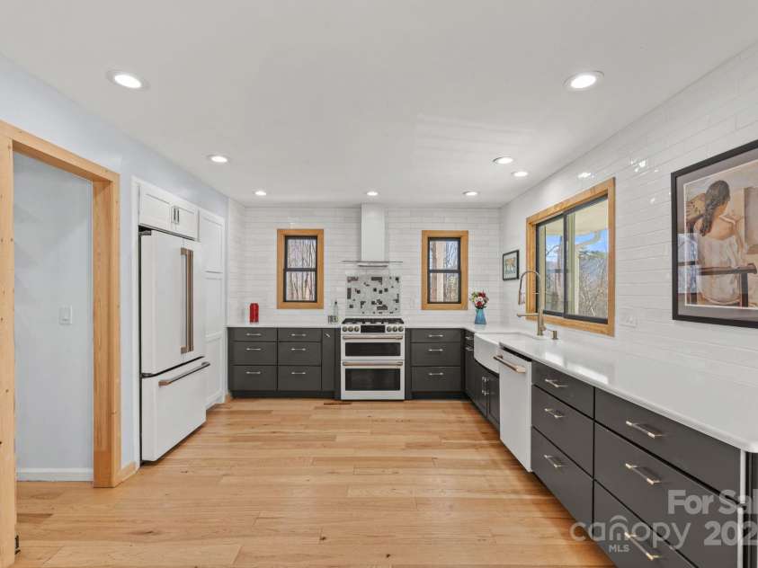 207 Cedarview Drive, Asheville, NC 28803.  MLS# CAR4228005, YatesRealty ID 27625. 