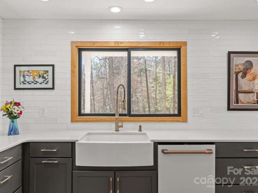 207 Cedarview Drive, Asheville, NC 28803.  MLS# CAR4228005, YatesRealty ID 27625. 