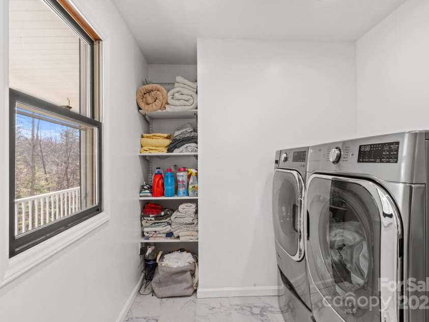 207 Cedarview Drive, Asheville, NC 28803.  MLS# CAR4228005, YatesRealty ID 27625. 