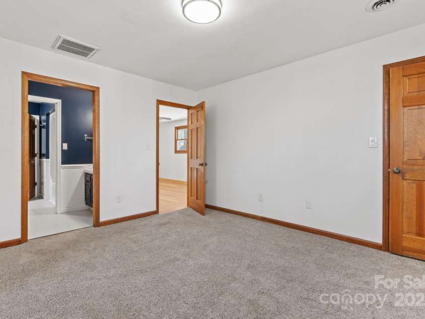 207 Cedarview Drive, Asheville, NC 28803.  MLS# CAR4228005, YatesRealty ID 27625. 