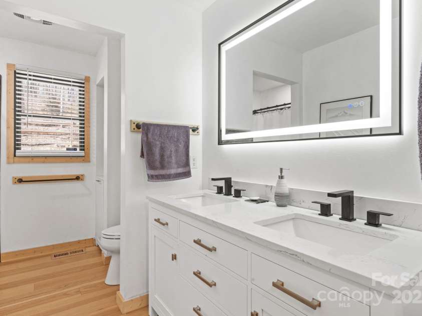 207 Cedarview Drive, Asheville, NC 28803.  MLS# CAR4228005, YatesRealty ID 27625. Primary Bathroom
